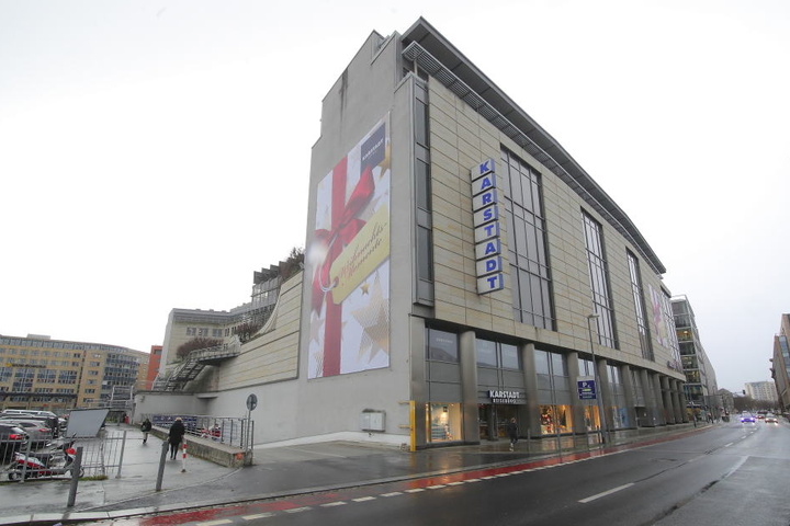Aus dem Karstadt schleppten die Diebe beutelweise unbezahlte Klamotten.