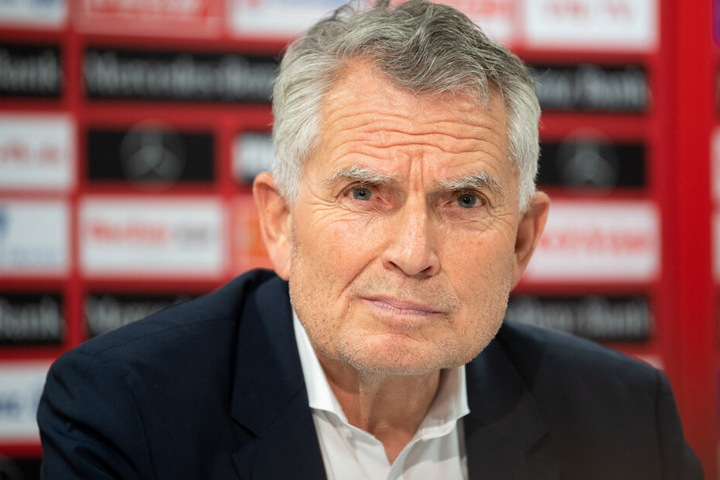 Wolfgang Dietrich bei einer Pressekonferenz.