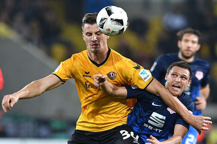 Dynamos Held behielt immer den Kopf oben! Stefan Kutschke klärte vor Mirko Boland.