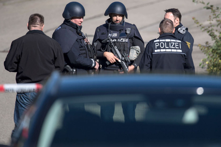 Polizeibeamte in schwerer Schutzmontur am Tat des Dreifachmords in Villingendorf. (Archivbild)