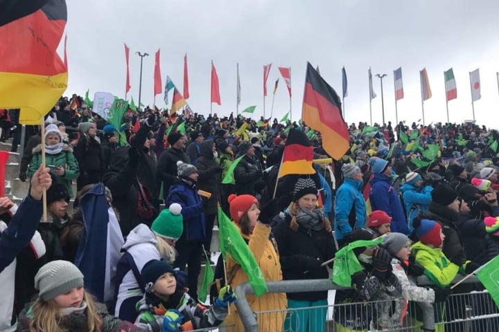 Fast 5000 Zuschauer in der Vogtland Arena und auf der Strecke machten den Weltcup zu einem Volksfest.