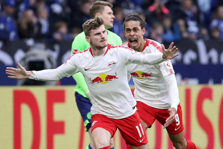 Timo Werner (l.) erzielte in der Veltins-Arena das 1:0. Gemeinsam mit Sturmpartner Yussuf Poulsen (r.) ist er mit jeweils zwölf Ligatoren Topscorer der Bullen.
