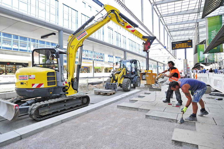 An der Zenti werden bereits neue Gehwegplatten verlegt. Die Baustelle soll bis zum Stadtfest, das am 25. August startet, fertig sein.