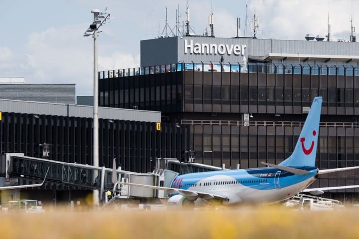 Eine Boeing 737-800 der Tuifly steht am Flughafen Hannover.