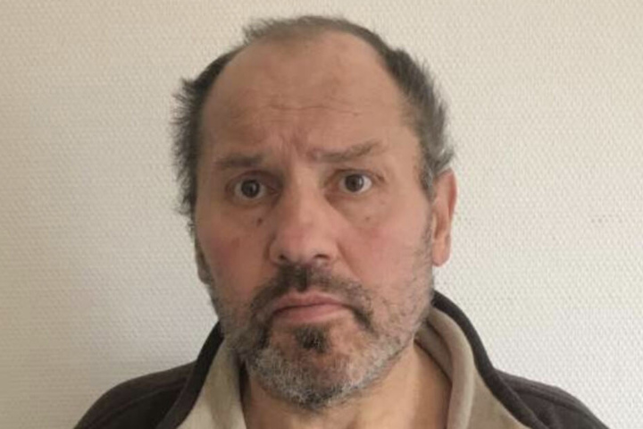 Er ist orientierungslos und auf seine Tabletten angewiesen.