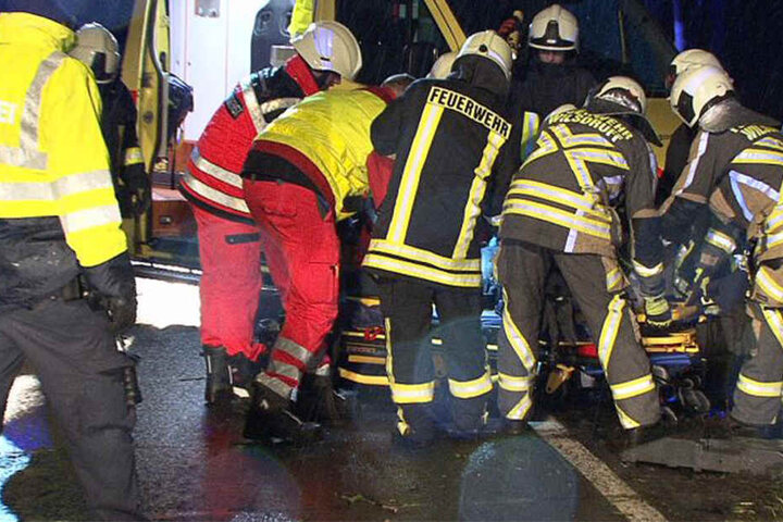 Der Mercedes-Fahrer musste schwerverletzt in ein Krankenhaus gebracht werden.