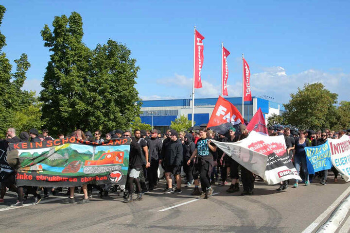 Hier ereigneten sich vor einem Jahr die rechten Krawalle. Am Sonntag teilten die Antifa-Demonstranten hier Erinnerung an die Nacht des 21. August 2015.