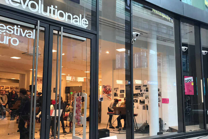 Ab dem heutigen Samstagmittag sorgt ein buntes Programm im alten Karstadt-Gebäude für Aufsehen.