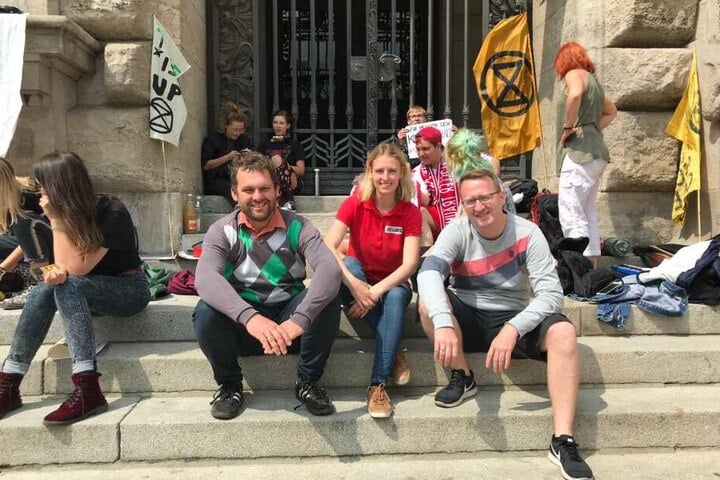 Von links nach rechts: Christopher Zenker (SPD), Franziska Riekewald (Die Linke) und Norman Volger (B90/Die Grünen) folgten dem Aufruf der Schüler innerhalb kürzester Zeit.