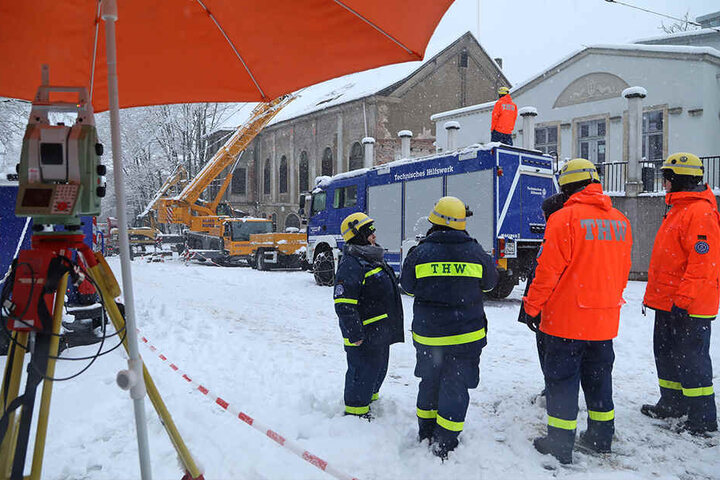 Die Helfer des THW kämpften mit Schneemassen.
