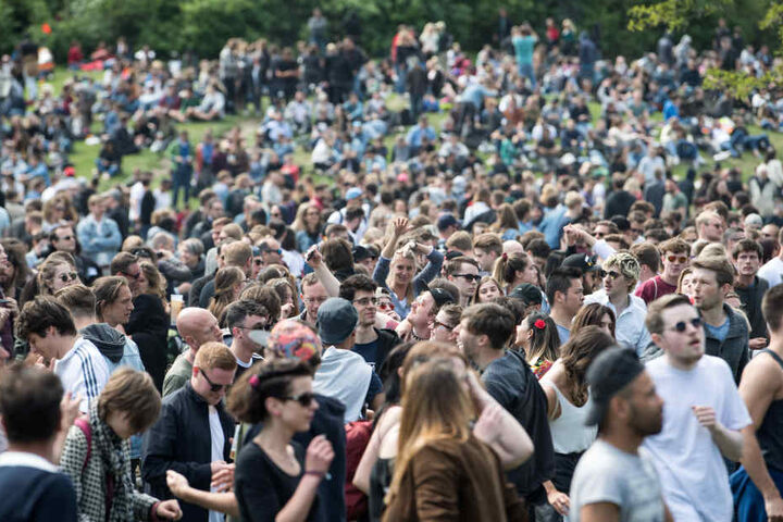 Zahlreiche Besucher feiern bei "MaiGörli" im Görlitzer Park den Tag der Arbeit.