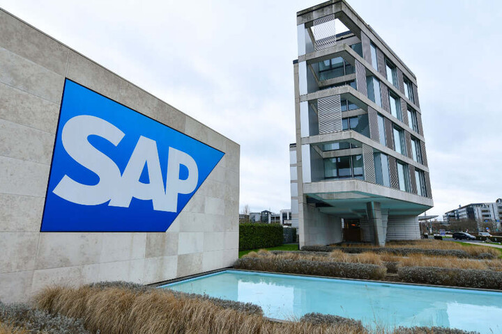 Das Logo des Softwarekonzerns SAP ist vor dem SAP Gästeaus zu sehen.