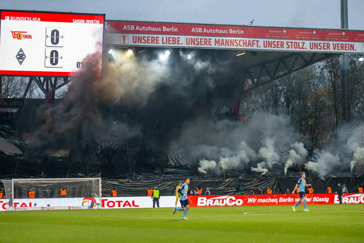 Während des Spiels zündeten Gladbach-Fans Rauchbomben im Gästeblock.