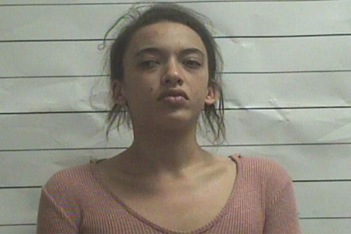 Auf einem Mugshot der Polizei sieht Carmen Lowe (23) völlig anders aus.