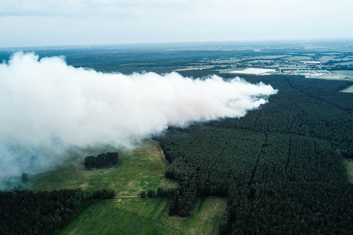 Rauch steigt in Folge eines Waldbrandes bei Jüterbog auf. Die Feuerwehr hat die Waldbrände bei Jüterbog und Hennickendorf (Teltow-Fläming) unter Kontrolle gebracht