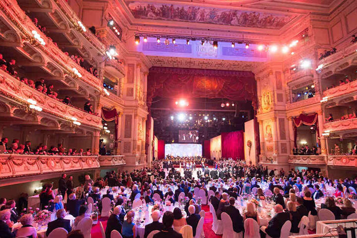 Festlich feierlich kam der SemperOpernball 2015 daher, doch im Hintergrund
fliegen die Fetzen.