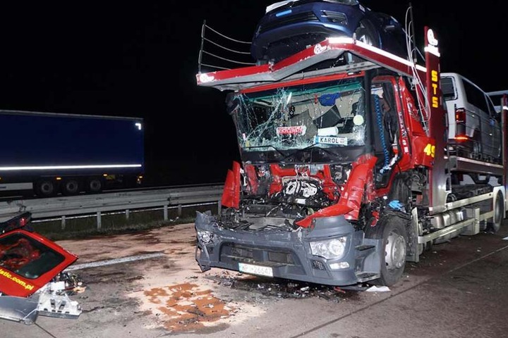 Die auf dem Transporter geladenen Neuwagen wurden zum Großteil ebenfalls beschädigt.