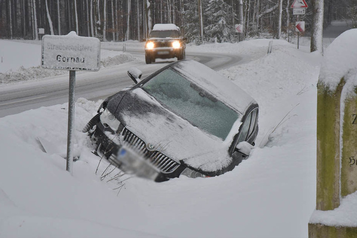 Auf der Verbindungsstraße Waldkirchen - Augustusburg ist ein Skoda in den Straßengraben gerutscht.