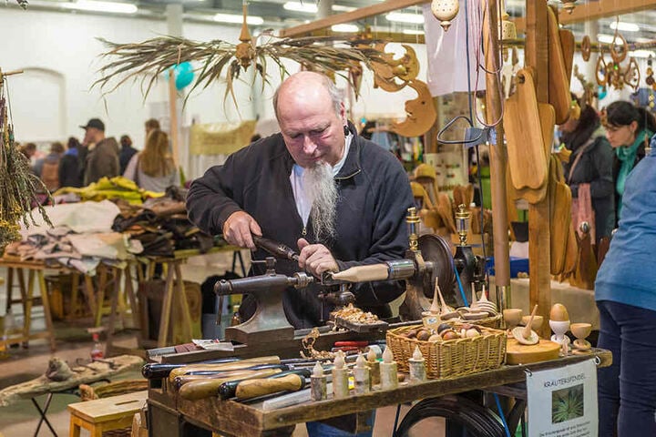 Vom Eierbecher bis zur Kräuterspindel: Zimmerermeister Christof
Reichelt (55) aus Nieder Seifersdorf bei Niesky drechselt dekorativen
Holzschmuck.