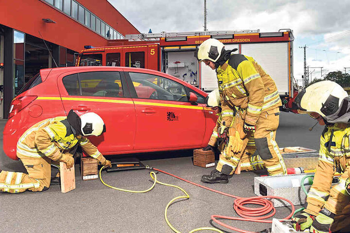 Die Einsätze in der technischen Hilfeleistung haben zugenommen. Hier üben die
Kameraden die Rettung einer eingeklemmten Person.