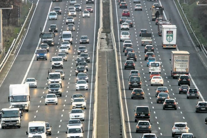 Vor den Feiertagen nimmt der Fernverkehr auf den Autobahnen merklich zu. Dann fahren die Menschen quer durchs Land, um ihre Lieben zu besuchen.