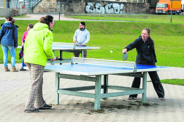 Pingpong: Yvonne Schweidler (40, r.) und Ines Krause jagen den Ball.