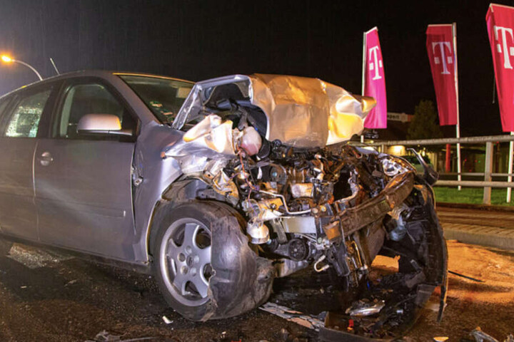 Drei Menschen wurden bei dem Unfall verletzt.