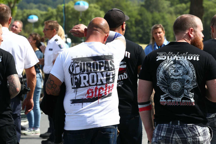 Neonazis bei einem Rechtsrock-Festival. (Archivbild)