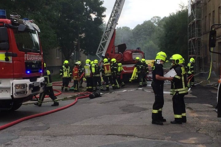 Die Feuerwehr ist mit mehreren Löschautos und Dutzenden Kameraden vor Ort.