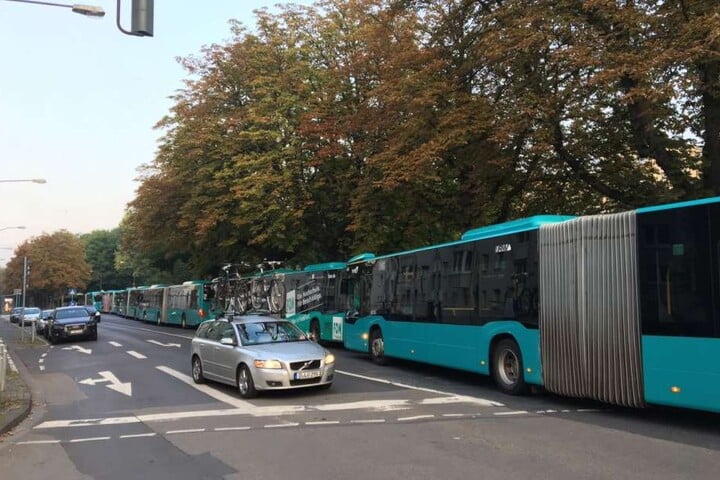 Busse stehen bereit, um die Menschen in die Betreuungsstellen zu bringen.