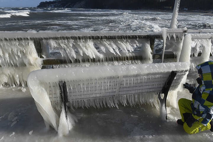 Auf einer Bank auf der Seebrücke hat sich ein Eispanzer aus zahlreichen Eiszapfen gebildet.
