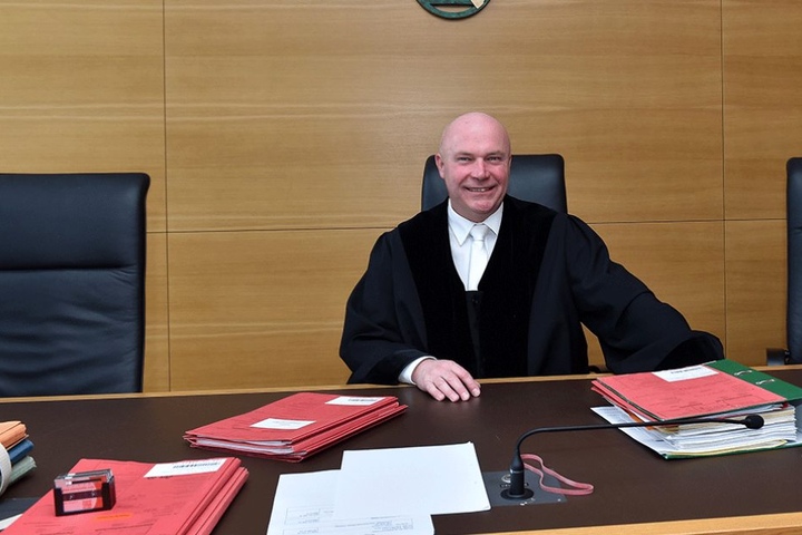 Amtsrichter Arndt Fiedler (53) kennt bei betrügerischen Briten keinen Spaß.