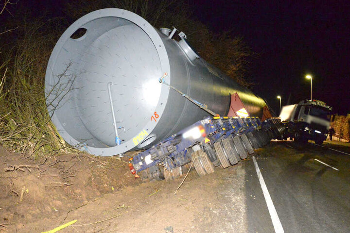 Der tonnenschwere Wassertank rutschte samt Anhänger in den Graben.