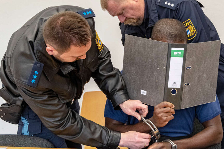 Mehrere Beamte brachten den Angeklagten anlässlich des Prozesses in das Gerichtsgebäude.