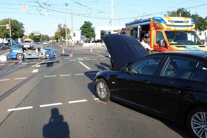 Ein Kia und ein BMW waren kollidiert. Daraufhin wurde der BMW gegen einen Krankenwagen geschleudert.