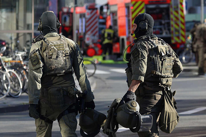 Die Polizei konnte den Geiselnehmer in letzter Sekunden überwältigen. Ein SEK-Team schoss ihn nieder.
