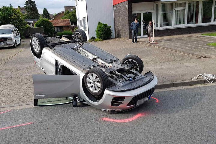 Der Kia landete auf dem Dach.
