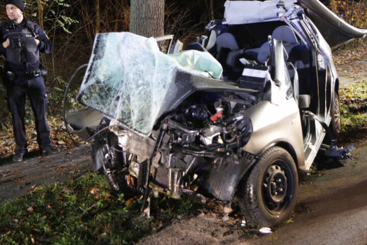 Der Smart wurde bei dem Unfall völlig zerstört.