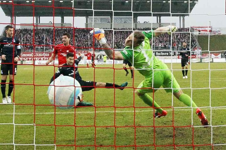 Ronny König (M.), der hier zum 1:1 eingeköpft hat, verspricht fürs neue Jahr eine Zwickauer Aufholjagd.