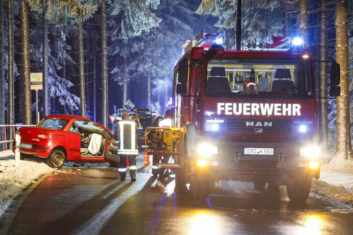 Die Straße zwischen dem Abzweig Ehrenfriedersdorf und Geyer musste voll gesperrt werden.