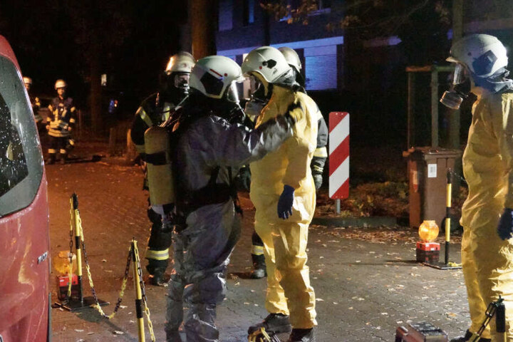 Mit Strahlenanzügen betrat die Feuewrwehr letztlich das Wohnhaus.