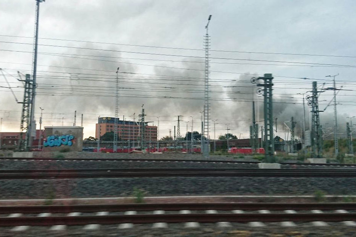 Immer noch liegt über Teilen der Stadt starker Brandgeruch.