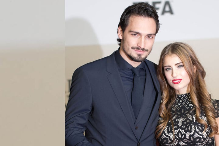 Mats Hummels und seine Frau Cathy kommen am 10.11.2014 in Berlin zur Weltpremiere des Films "Die Mannschaft".