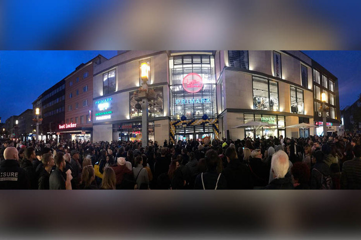 Keinen Millimeter gab es mehr, um zum Eingang zu kommen.