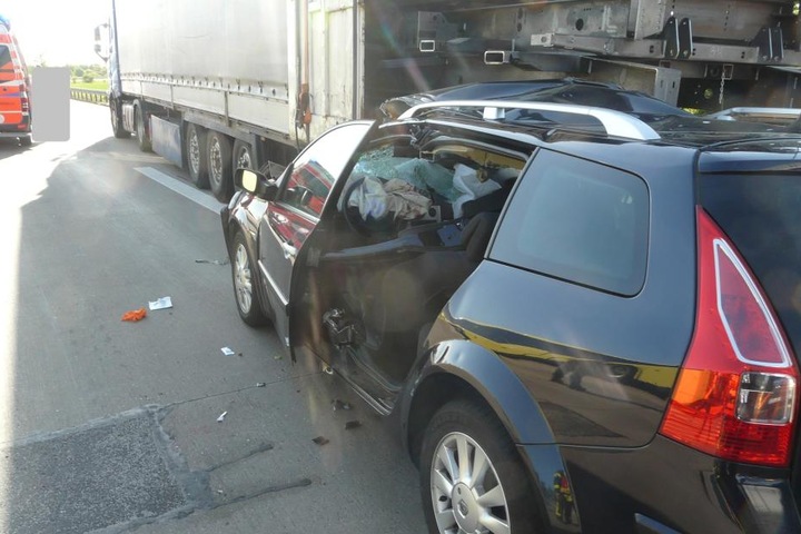 Weil sein Auto unter dem Lkw steckte, musste der Fahrer aus dem Wagen geschnitten werden.