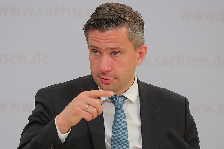 Verkehrsminister Martin Dulig (44, SPD) musste erst auf den Tisch hauen, damit der Autobahnbau in Sachsen wieder besser läuft