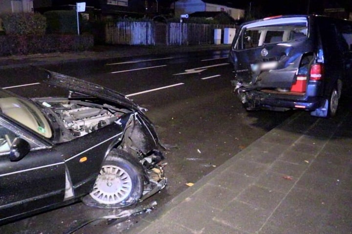 Der Volkswagen erlitt ebenfalls einen heftigen Schaden.