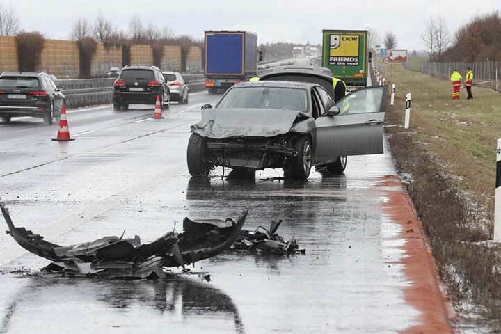 Der BMW kollidierte mit einer Leitplanke und danach dem Lkw.