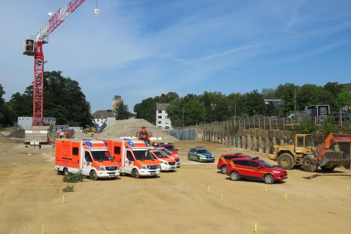 Zahlreiche Rettungskräfte kümmerten sich vor Ort um die Verletzte.
