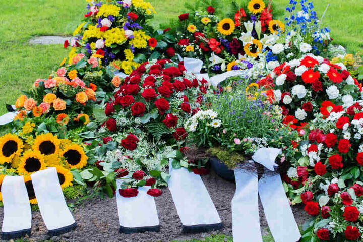 Sie habe ihren Mann nicht auf dem Friedhof bestatten dürfen, weil ein anderes Unternehmen das Monopol bei Bestattungen habe. (Symbolbild)